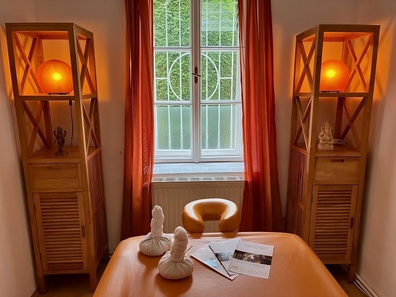 Gemütlicher Wellnessraum mit warmem Licht und entspannter Atmosphäre.